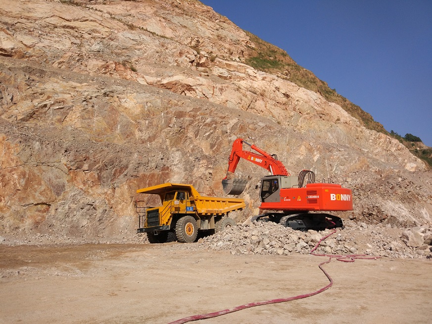 電動(dòng)挖掘機(jī).jpg 電動(dòng)挖掘機(jī).jpg