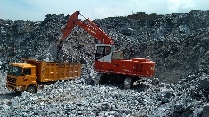 電動(dòng)挖掘機(jī).jpg 電動(dòng)挖掘機(jī).jpg