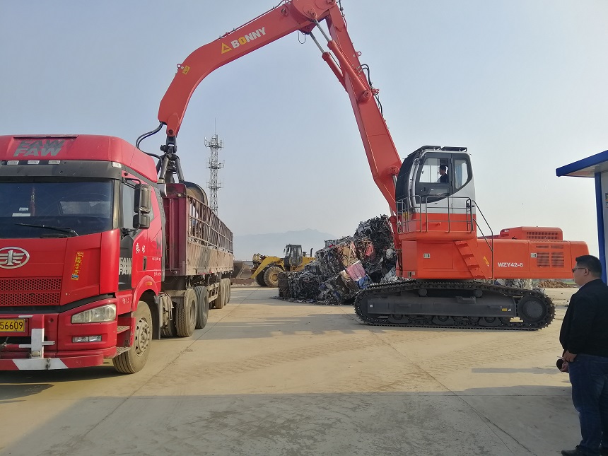 抓鋼機(jī).jpg 抓鋼機(jī).jpg