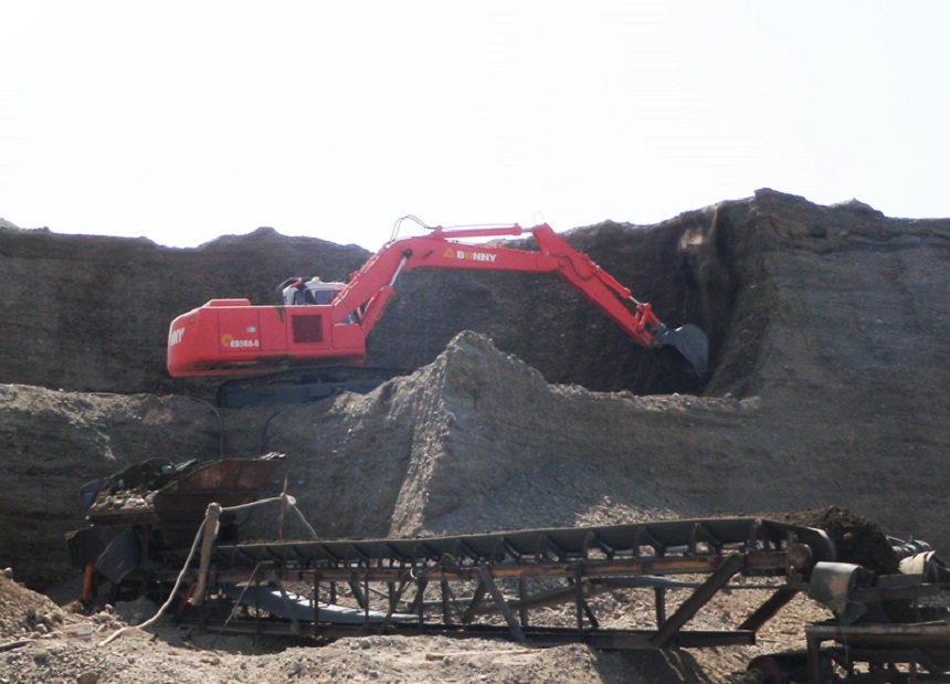 小型電動挖掘機(jī).jpg 小型電動挖掘機(jī).jpg