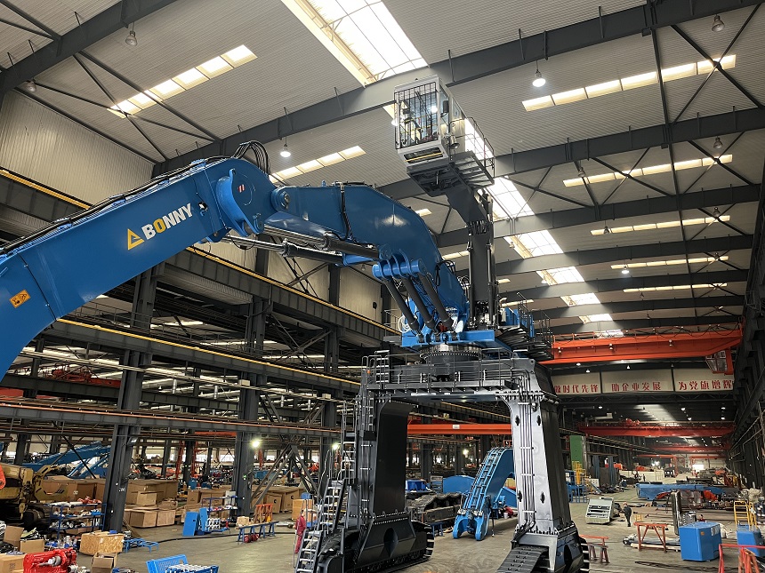 港口抓料機.jpg 港口抓料機.jpg